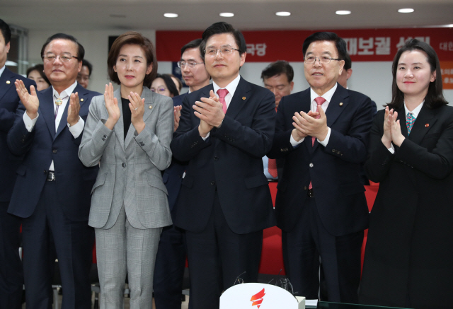 자유한국당 황교안 대표와 나경원 원내대표 등 당직자들이 3일 저녁 서울 영등포 중앙당사에서 4.3 보궐선거 개표방송을 끝까지 지켜본 후 수고한 당직자들을 위해 격려의 박수를 치고 있다. /연합뉴스