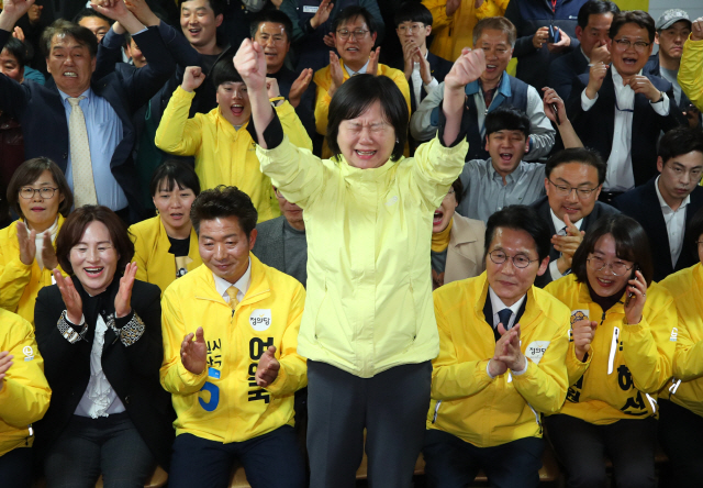 4·3 국회의원 보궐선거 창원성산에 출마한 정의당 여영국 후보(왼쪽 두번째)의 당선이 확실해지자 정의당 이정미 대표(가운데)가 3일 오후 창원시 선거사무실에서 환호하고 있다. /연합뉴스