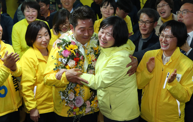 4·3 국회의원 보궐선거 창원성산에 출마한 정의당 여영국 후보가 3일 오후 창원시 선거사무실에서 당선이 확실해지자 이정미 대표와 포옹하고 있다. /연합뉴스