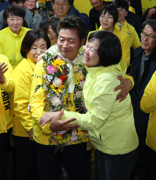4·3 국회의원 보궐선거 창원성산에 출마한 여영국(왼쪽) 정의당 후보가 3일 오후 창원시 선거사무실에서 당선이 확실해지자 이정미 대표와 포옹하고 있다. /연합뉴스