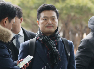 청와대의 민간인 사찰 등 의혹을 제기한 김태우 전 수사관이 김경수 경남지사의 수사상황을 알아보도록 지시했다는 이유로 조국 청와대 민정수석, 박형철 반부패비서관, 이인걸 전 특감반장을 검찰에 고발하기 위해 지난 2월20일 오전 서울동부지검으로 들어서며 취재진의 질문을 받고 있다./연합뉴스