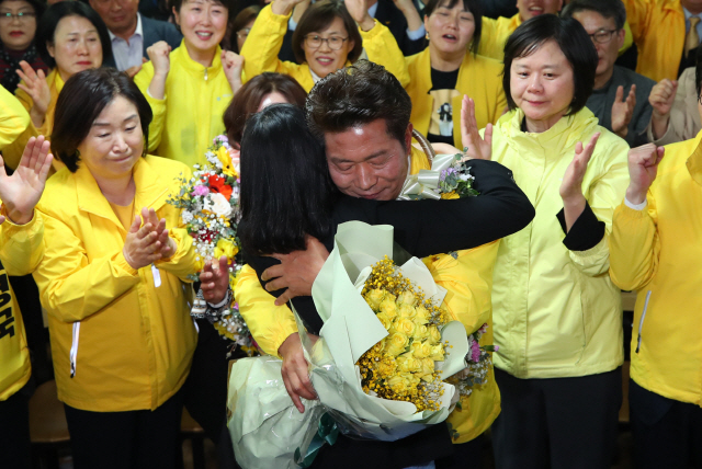 당선 축하꽃다발 받는 여영국 후보 / 연합뉴스
