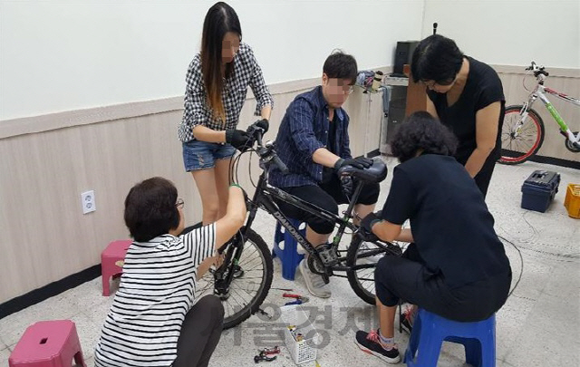 지난해 강동바이크스쿨 자전거 자가 정비교실에서 시민들이 자전거 정비에 관한 교육을 받고 있다.  /사진제공=강동구