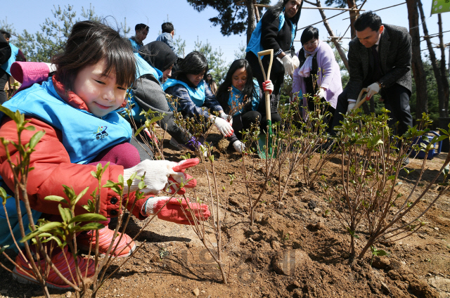 식목일을 하루 앞둔 4일 서울 용산구 서빙고 근린공원에서 주민과 외국인, 공무원 등이 나무를 심고 있다. 용산구는 식목일 행사에 그치지 않고 4월을 '식목월'로 지정, 나무 심기 캠페인을 이어간다./오승현기자 2019.4.4