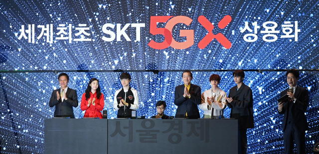 3일 서울 을지로 T타워에서 열린 SKT 5GX 런칭 쇼케이스 행사에서 박정호 사장과 김연아 등 홍보대사들이 5GX 상용화를 선포하고 있다.