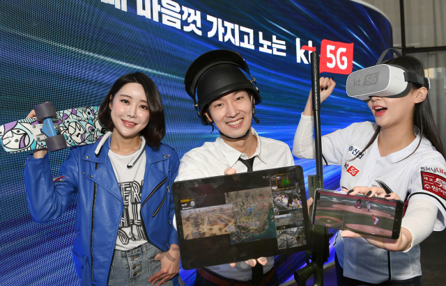 2일 서울 광화문 KT사옥에서 열린 KT, 5G 서비스 관련 기자간담회에서 모델들이 다양한 5G 콘텐츠를 소개하고 있다. KT는 5일부터 본격적으로 5G 서비스를 시작하며 데이터를 부담 없이 사용할 수 있는 슈퍼플랜 요금제를 공개했다./이호재기자