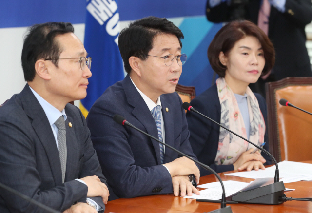 조정식 더불어민주당 정책위의장이 4일 오전 국회에서 열린 정책조정회의에서 발언하고 있다./연합뉴스