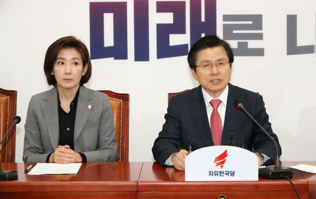 나경원(왼쪽) 자유한국당 원내대표가 4일 국회에서 열린 최고위원회의에서 황교안 대표의 발언을 듣고 있다. /연합뉴스