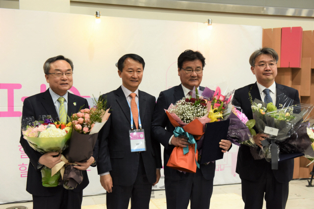 윤영균(사진 왼쪽에서 첫번째) 한국산림복지진흥원장이 힐링공로상을 수상한 뒤 수상자들과 기념촬영을 하고 있다. 사진제공=한국산림복지진흥원