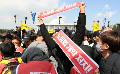 국회 담장 ‘와르르’…시위 벌인 민주노총 위원장 등 조합원들 전원 석방