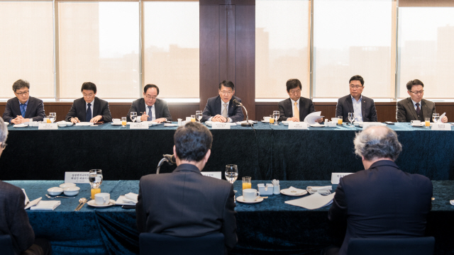 은성수(왼쪽 네번째)한국수출입은행장이 4일 서울 명동 은행회관에서 열린 ‘해외건설 수주플랫폼 2차회의’에서 현재 해외수주 급감으로 어려움을 겪고 있는 건설업계 관계자들을 격려하고 있다. /사진제공=한국수출입은행