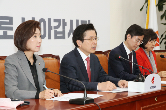 황교안 자유한국당 대표(왼쪽 두번째)가 4일 국회에서 열린 최고위원회의에서 발언하고 있다. /연합뉴스