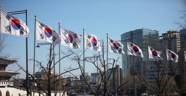 서울 광화문 정부종합청사 인근에 게양돼 있는 태극기./사진제공=행정안전부