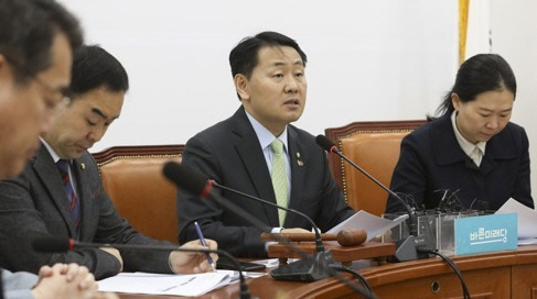 김관영 바른미래당 원내대표가 4일 오전 국회에서 열린 원내정책회의에서 발언하는 모습/연합뉴스