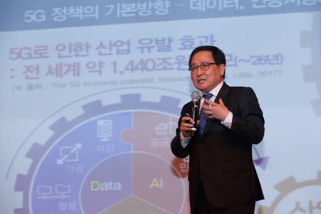 ‘5G 4차산업혁명’ 설명하는 유영민 장관      (서울=연합뉴스) 유영민 과학기술정보통신부 장관이 4일 오후 부산 해운대그랜드호텔에서 열린 ‘2019년 소프트웨어교육 선도학교 착수워크숍’에서 ‘5G로 열어가는 4차산업혁명’을 설명하고 있다. 2019.4.4 [과학기술정보통신부 제공]      photo@yna.co.kr  (끝)      <저작권자(c) 연합뉴스, 무단 전재-재배포 금지>