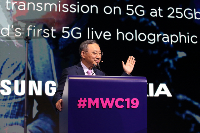 황창규 KT 회장이 지난 2월 스페인 바르셀로나에서 개막한 ‘MWC 2019’에서 기조연설을 하고 있다./사진제공=KT