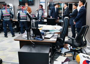 대우조선해양 노조원들이 지난 달 회사 매각을 적극적으로 반대하지 않는다는 이유로 거제시장실을 점거한 뒤 농성을 벌이고 있다./거제=연합뉴스