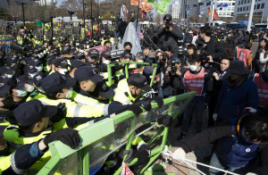민주노총 조합원들이 지난 달 27일 국회 진입을 시도하며 경찰과 대치하고 있다. /연합뉴스