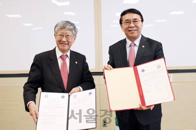 IBS 김두철(사진 왼쪽) 원장과 CAS 바이 춘리(〃오른쪽) 원장이 업무협약을 체결하고 있다. 사진제공=IBS