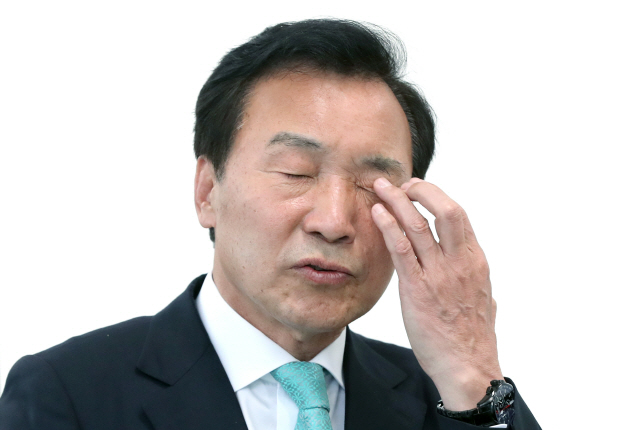 손학규 바른미래당 대표가 4일 오전 경남 창원시 성산구 중앙동 이재환 후보 선거사무실에서 열린 해단식에 참석해 인사말 중 손으로 눈을 만지고 있다. /연합뉴스