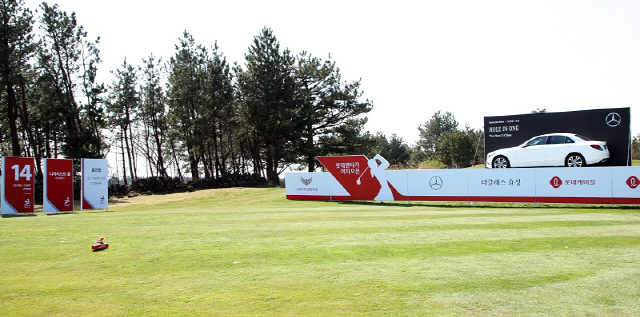 2019 KLPGA ‘롯데렌터카 여자오픈’이 열리는 롯데스카이힐 제주 컨트리클럽에 마련된 벤츠 부스. /사진제공=더클래스 효성