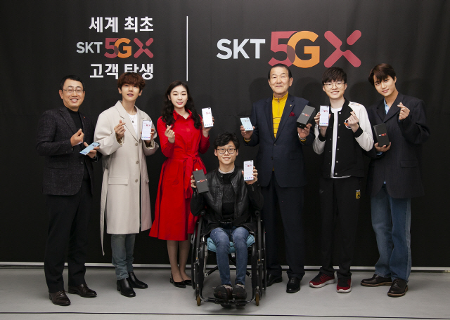 SKT ‘한류 국가대표’ 5G 세계 1호 가입자 탄생      (서울=연합뉴스) SK텔레콤이 지난 3일 오후 EXO, 김연아, 페이커 등 각 분야에서 한국을 대표하는 인사 6명의 5G 서비스 개통을 완료했다고 4일 전했다.      SK텔레콤 유영상 MNO사업부장(왼쪽부터), EXO 백현, 김연아 선수, 윤성혁 선수, 박재원 씨, 페이커 이상혁 선수, EXO 카이가 기념촬영을 하고 있다. 2019.4.4 [SK텔레콤 제공]      photo@yna.co.kr  (끝)      <저작권자(c) 연합뉴스, 무단 전재-재배포 금지>