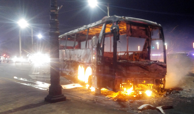 산불에 전소된 버스 /연합뉴스
