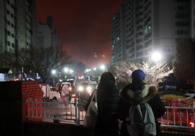 산불 피하는 속초 시민들 / 연합뉴스