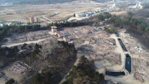 5일 오전 전날 강원도 고성군 토성면에서 시작된 산불로 속초시 대조영 세트장이 불에 타 무너져 있다./속초=연합뉴스