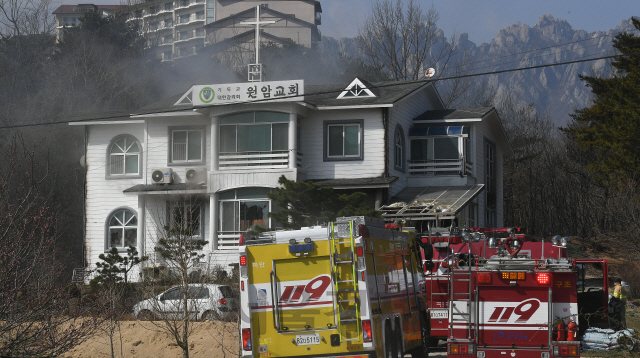 5일 오전 강원도 고성군의 한 교회가 전날 발생한 산불로 인해 타고 있다./강원고성=오승현기자 2019.4.5