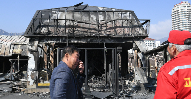 5일 오전 강원도 고성군 미시령길 최초 발화지점 인근의 한 편의점이 전날 발생한 산불로 인해 모두 타 처참한 모습을 보이고 있다./강원고성=오승현기자 2019.4.5