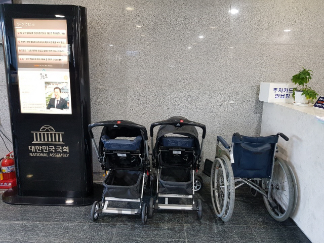 4일 의원회관 내에 유모차 2대가 휠체어와 함께 놓였다. 민원인 등을 위한 유모차는 의원회관에서는 대여해 사용하는 게 허용되고 있다. 하지만 국회의사당에서는 대여 서비스 자체가 없다./안현덕기자