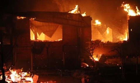 5일 새벽 산불이 발생한 강원도 강릉시 옥계면의 주택가가 화염에 불타고 있다./연합뉴스