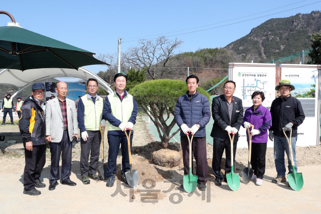 김상균(사진 왼쪽에서 네번째) 한국철도시설공단 이사장이 1사 1촌 마을 찾아 나무를 심고 지역주민들과 기념촬영을 하고 있다. 사진제공=한국철도시설공단