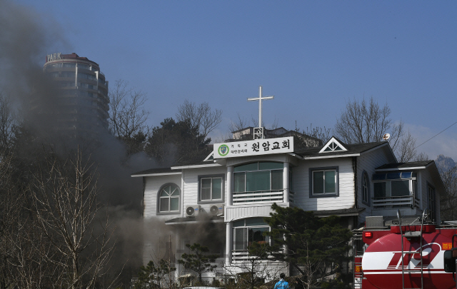 5일 오전 강원도 고성군의 한 교회가 전날 발생한 산불로 인해 타고 있다./강원고성=오승현기자 2019.4.5