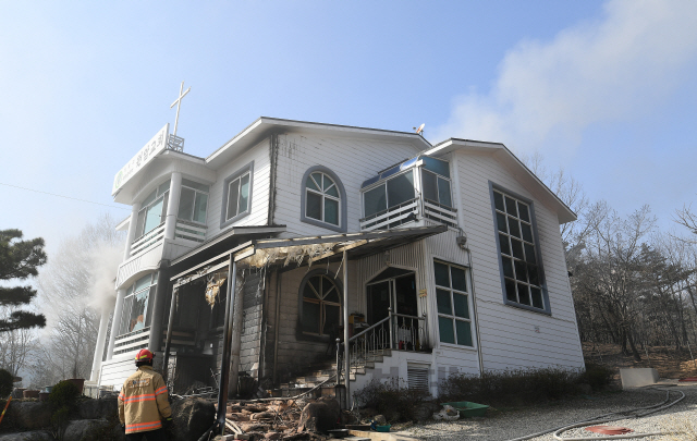 5일 오전 강원도 고성군의 한 교회가 전날 발생한 산불로 인해 모두 타 처참한 모습을 보이고 있다./강원고성=오승현기자 2019.4.5