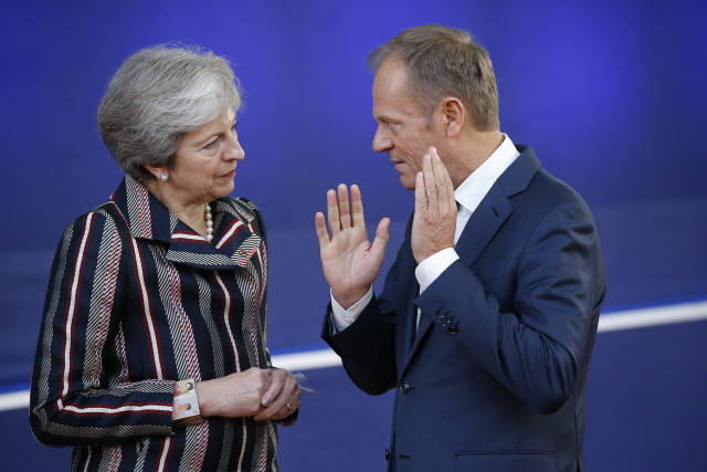 테리사 메이(왼쪽) 영국 총리와 도날드 투스크 EU 정상회의 상임의장이 대화를 나누고 있다. /EPA연합뉴스