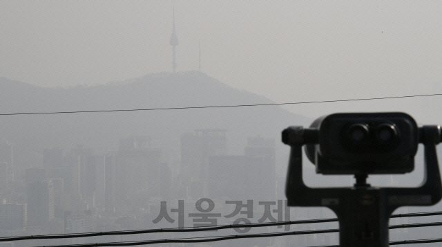 지난달 4일 서울 종로구 북악팔각정에서 바라본 서울 도심이 미세먼지로 뿌옇다. /오승현기자