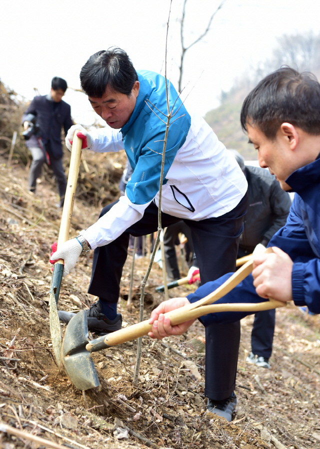 윤화섭(가운데) 안산시장이 5일 열린 제74회 식목일 나무심기 행사에서 수목을 식재하고 있다. /사진제공=안산시