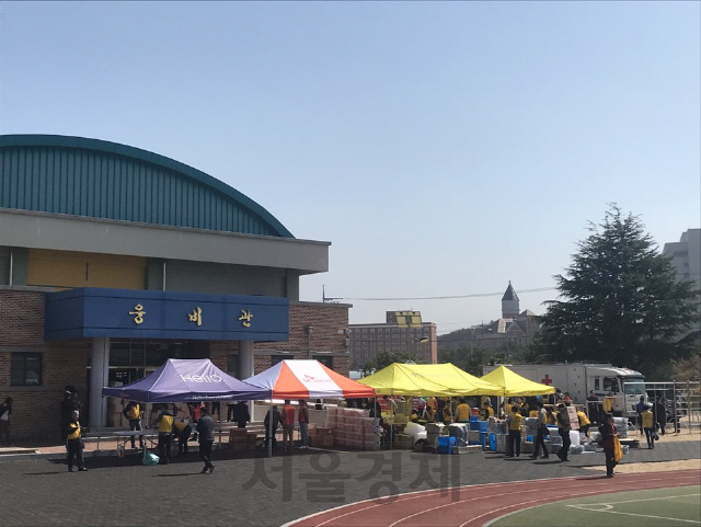 5일 오후 강원 고성 천진초등학교 체육관에 마련된 합동대피소 앞 자원봉사자들이 천막을 쳐놓고 구호물품을 관리하고 있다. /고성=손구민 기자