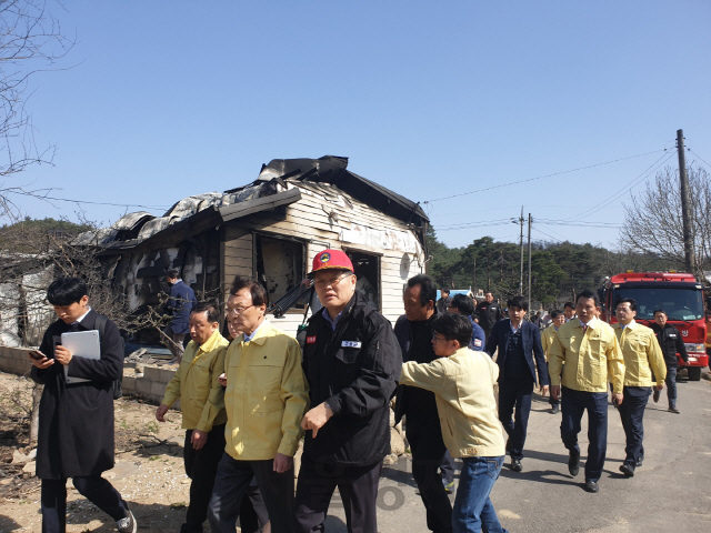 이해찬 더불어민주당 대표와 당 지도부가 5일 화재 피해를 입은 고성군 성천리 일대를 둘러보고 있다./고성=하정연 기자