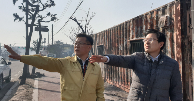 황교안(오른쪽) 자유한국당 대표가 5일 대형 산불이 발생한 강원도 고성을 방문해 피해 지역을 둘러보고 있다. /사진제공=자유한국당