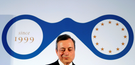 마리오 드라기 유럽중앙은행(ECB) 총재가 27일(현지시간) 독일 프랑크푸르트에서 열린 ECB컨퍼런스에서 연설하고 있다.     /프랑크푸르트=로이터연합뉴스