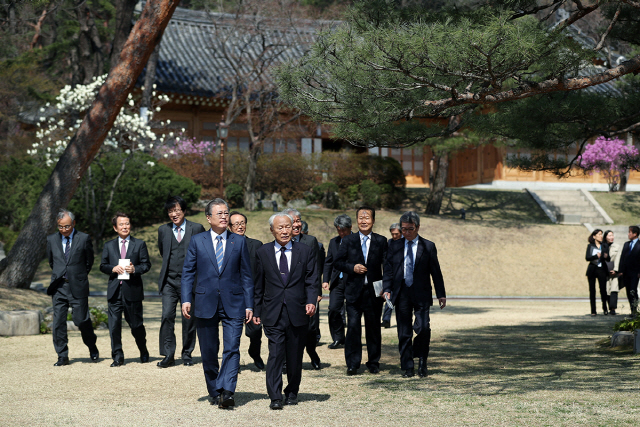 문재인 대통령이 3일 청와대 본관 인왕실에서 경제계 원로와의 오찬간담회를 마친후 경내를 산책하고 있다. 문 대통령 오른쪽은 박승 전 한국은행 총재. /사진제공=청와대