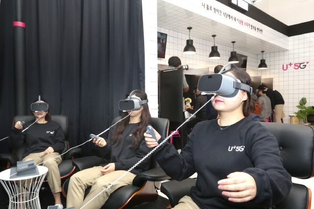 LG유플러스가 1일 서울 강남역 인근에 개장한 U+5G 팝업스토어 ‘일상로5G길’에서 직원들이 ‘태양의 서커스’를 가상현실(VR)로 즐기고 있다./사진제공=LG유플러스