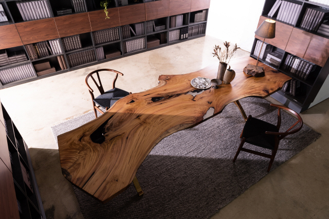 느티나무로 만든 우드슬랩 테이블이 아주 멋스럽습니다. /사진=스튜디오죽산목공소