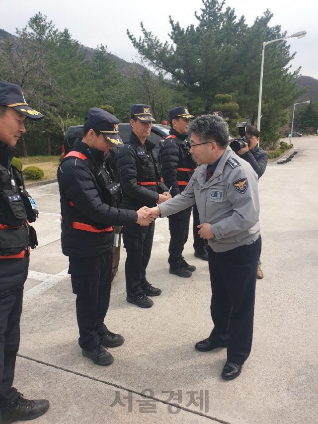 6일 오후 민갑룡 경찰청장이 강릉 산불피해지역을 방문해 산불진압 및 피해복구를 지원하는 경찰관들을 격려하고 있다./사진=경찰청