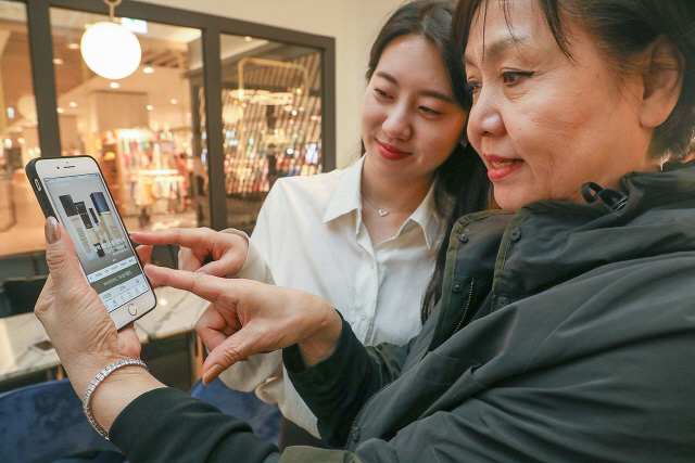 고객이 현대백화점 공식 온라인 쇼핑몰 ‘더현대닷컴’ 모바일 앱을 통해 상품을 검색하고 있다./사진제공=현대백화점