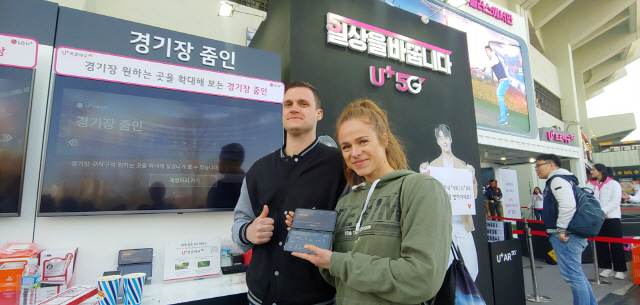 LG유플러스가 지난 5일 서울 잠실야구장에 마련한 ‘U+프로야구 5G 체험존’을 찾은 외국인들이 만족감을 드러내고 있다. 이곳에서는 5세대(5G) 서비스만의 특화 기능인 ‘경기장줌인’과 ‘홈밀착영상’을 볼 수 있다. /사진제공=LG유플러스