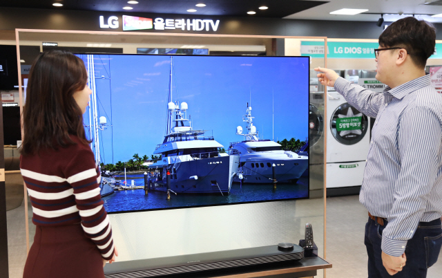 서울 성동구 성수동에 위치한 이마트 성수점에서 고객이 65인치 대형 TV를 보고 있다./사진제공=이마트